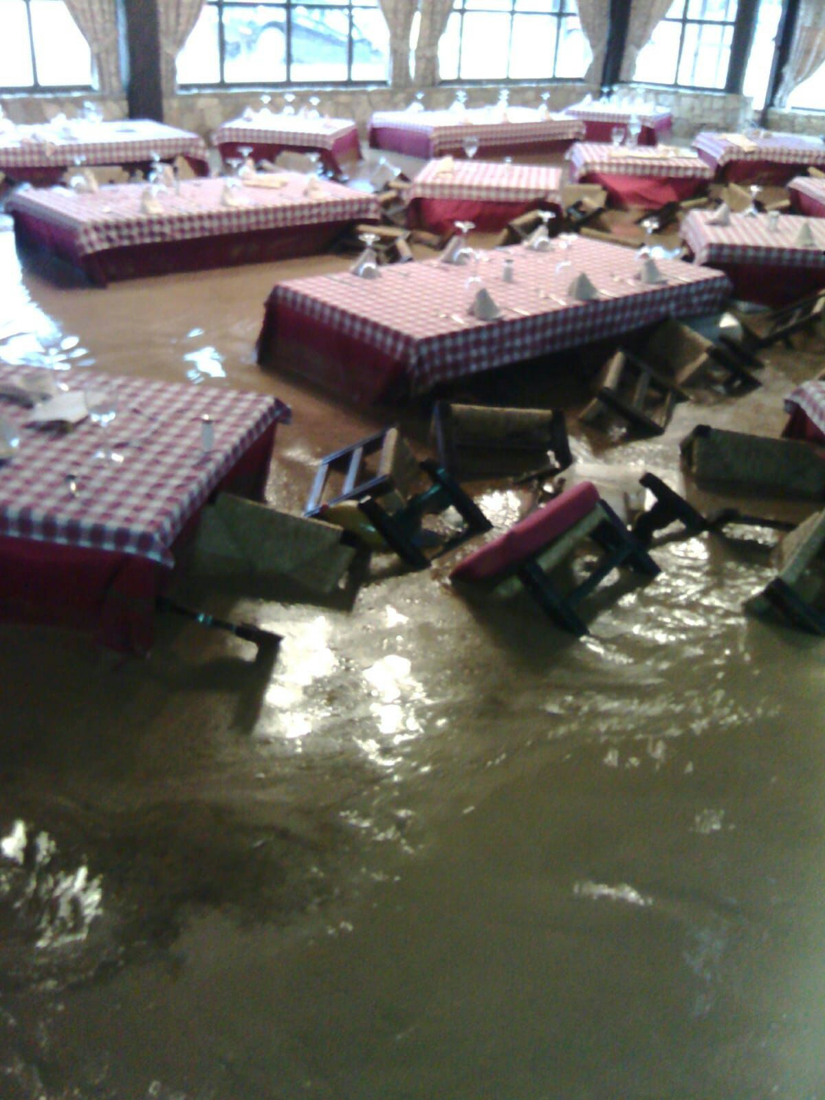 En la pedanía lojeña se ha desbordado el río, arrastrando coches y anegando viviendas y locales