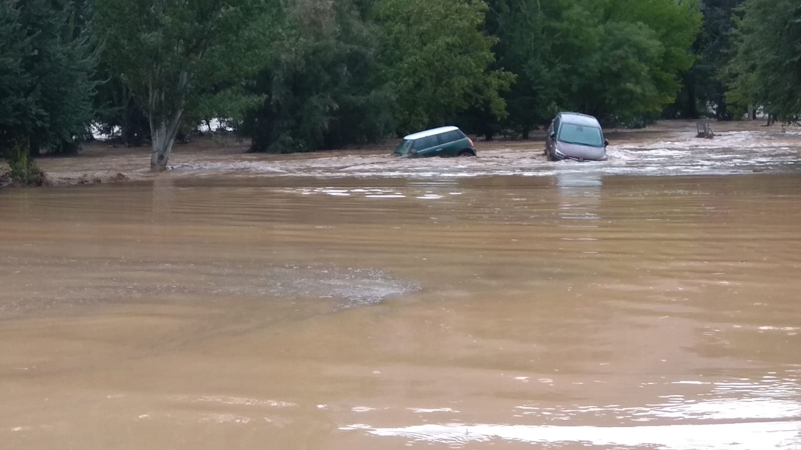 En la pedanía lojeña se ha desbordado el río, arrastrando coches y anegando viviendas y locales