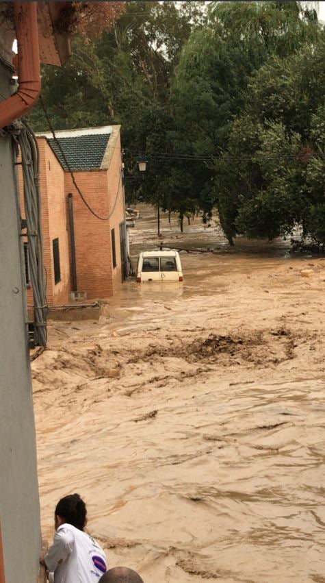 En la pedanía lojeña se ha desbordado el río, arrastrando coches y anegando viviendas y locales