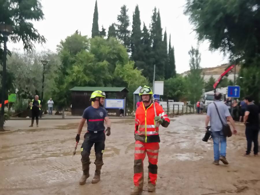 En la pedanía lojeña se ha desbordado el río, arrastrando coches y anegando viviendas y locales