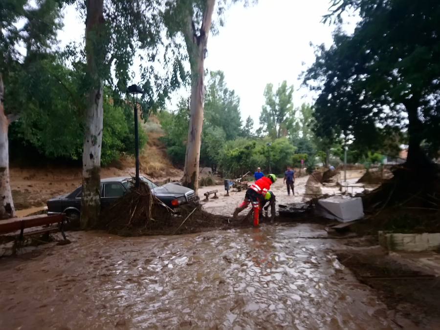 En la pedanía lojeña se ha desbordado el río, arrastrando coches y anegando viviendas y locales