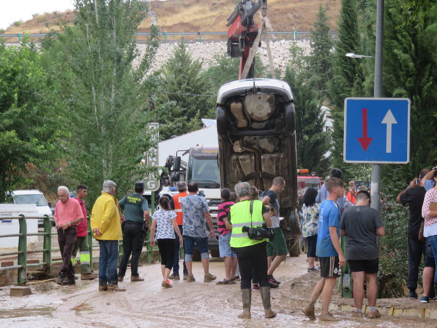 En la pedanía lojeña se ha desbordado el río, arrastrando coches y anegando viviendas y locales