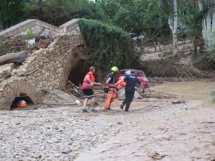 En la pedanía lojeña se ha desbordado el río, arrastrando coches y anegando viviendas y locales