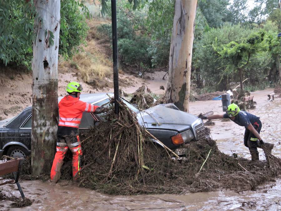 En la pedanía lojeña se ha desbordado el río, arrastrando coches y anegando viviendas y locales