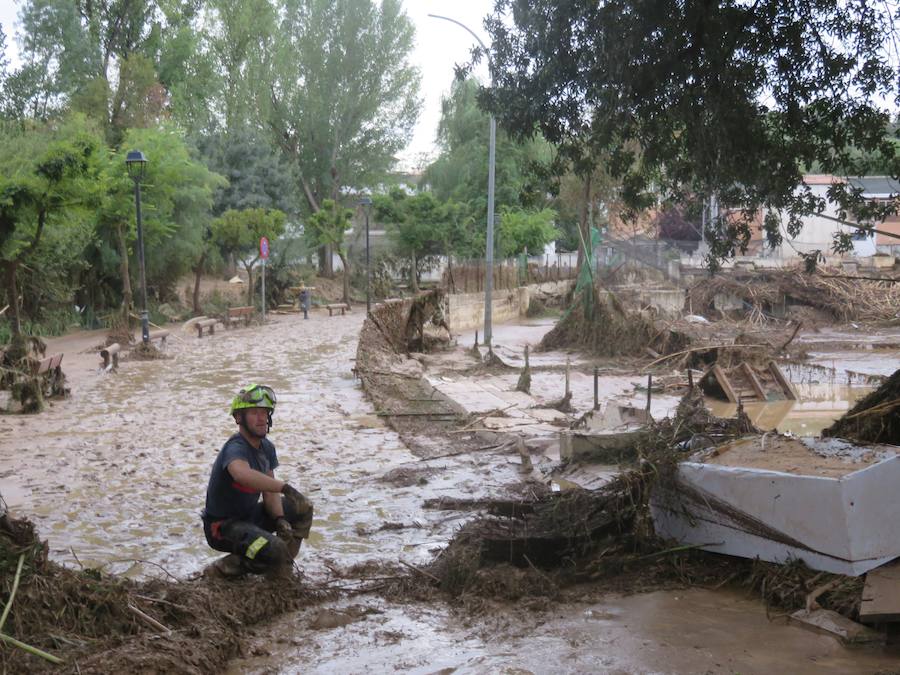 En la pedanía lojeña se ha desbordado el río, arrastrando coches y anegando viviendas y locales