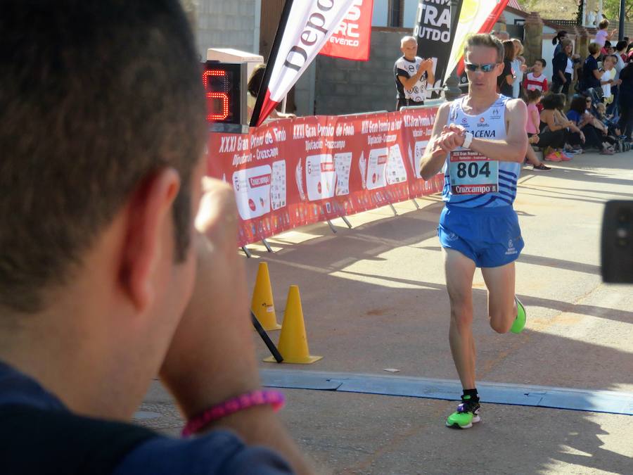 En la penúltima carrera del circuito provincial se han impuesto Cesáreo Ceballos -del Todo Suma- y Mª Dolores Arias -del Bikila-