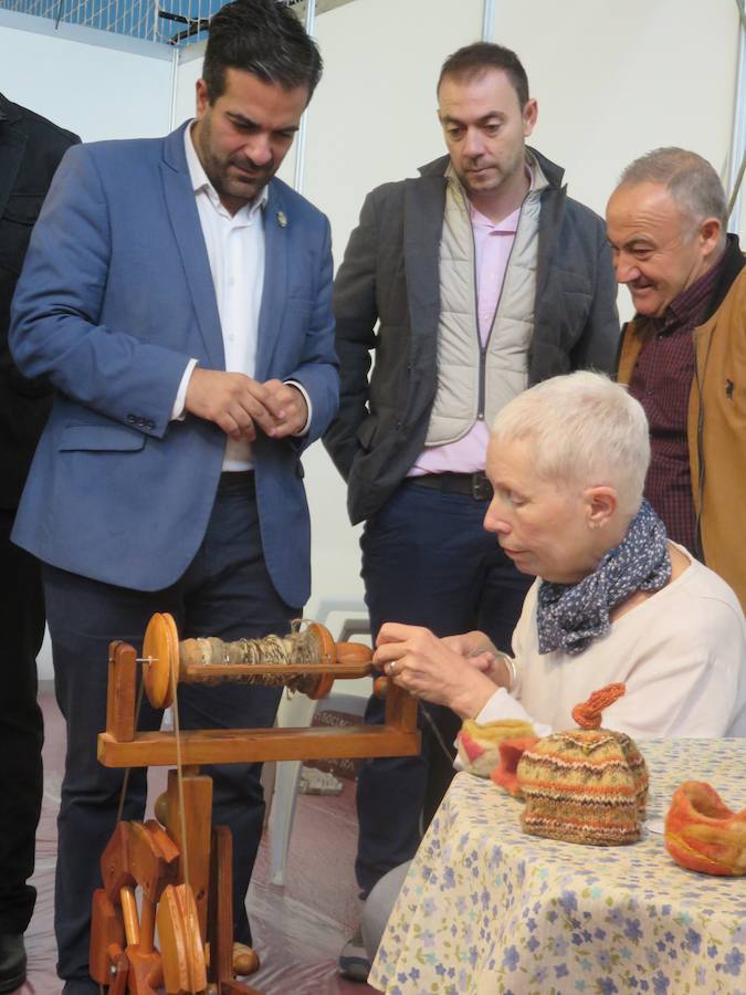 Protagonista de la XI Real Feria del Ganado de Loja, la raza autóctona -protegida y criada por algo más de 50 ganaderos- demuestra un año más sus excelencias gastronómicas y su aportación medioambiental a través de los pastos. Las autoridades municipales, provinciales y autonómicas visitaban la feria, que se celebra todo el fin de semana y reúne desde degustaciones de 'anchoas' de cordero ecológico a talleres de hilado de lana de esta peculiar oveja 'rabúa'.