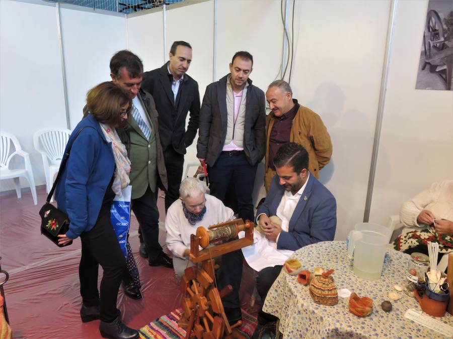 Protagonista de la XI Real Feria del Ganado de Loja, la raza autóctona -protegida y criada por algo más de 50 ganaderos- demuestra un año más sus excelencias gastronómicas y su aportación medioambiental a través de los pastos. Las autoridades municipales, provinciales y autonómicas visitaban la feria, que se celebra todo el fin de semana y reúne desde degustaciones de 'anchoas' de cordero ecológico a talleres de hilado de lana de esta peculiar oveja 'rabúa'.