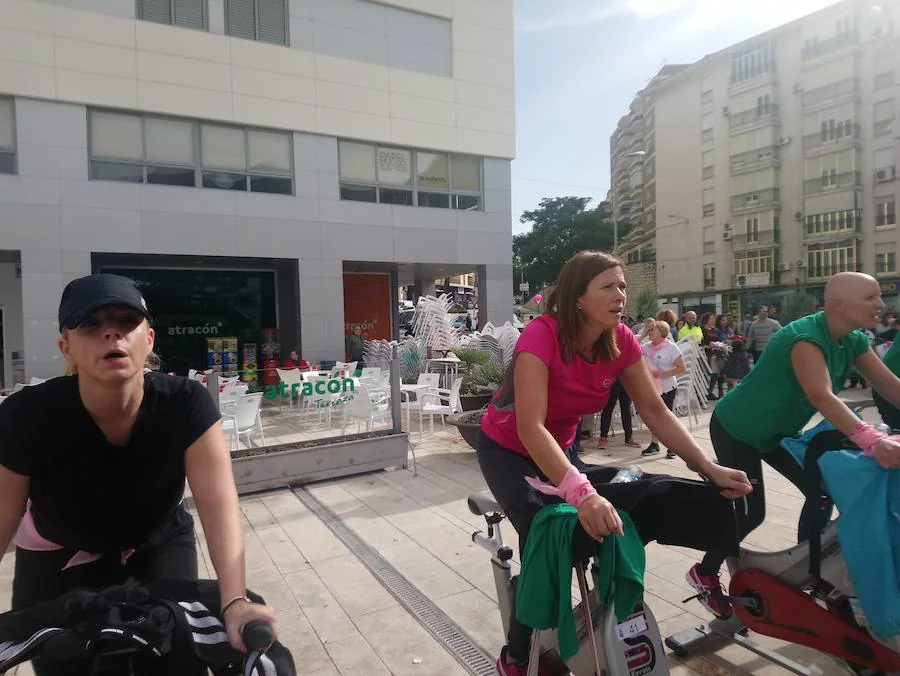 DEportistas y vecinos colaboran con esta actividad, organizada por Fitness FYS y el Ayuntamiento de Loja a beneficio de la AECC.