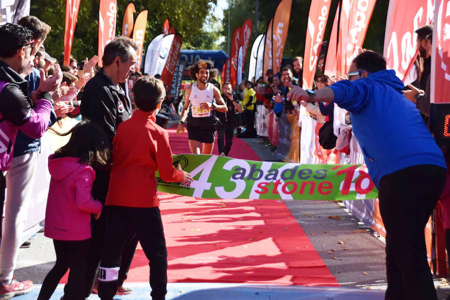 El club Mala Cara de Loja -con el apoyo del Ayuntamiento y de empresas como Abades o Congelados Apolo- lo ha vuelto a hacer. Más de 750 corredores disfrutan del 'running' de montaña con un duro recorrido entre las dos sierras lojeñas y sus complicados desniveles.