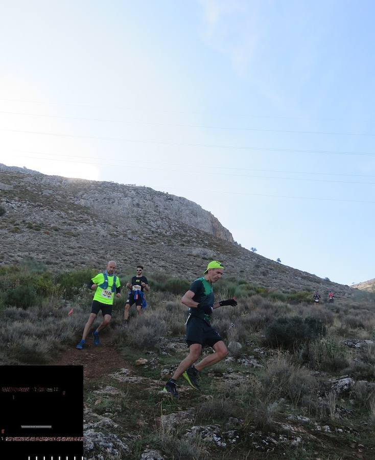 El club Mala Cara de Loja -con el apoyo del Ayuntamiento y de empresas como Abades o Congelados Apolo- lo ha vuelto a hacer. Más de 750 corredores disfrutan del 'running' de montaña con un duro recorrido entre las dos sierras lojeñas y sus complicados desniveles.