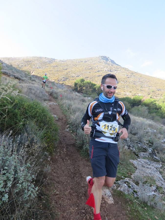 El club Mala Cara de Loja -con el apoyo del Ayuntamiento y de empresas como Abades o Congelados Apolo- lo ha vuelto a hacer. Más de 750 corredores disfrutan del 'running' de montaña con un duro recorrido entre las dos sierras lojeñas y sus complicados desniveles.