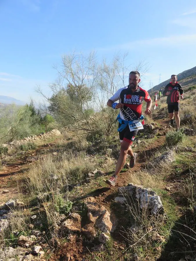 El club Mala Cara de Loja -con el apoyo del Ayuntamiento y de empresas como Abades o Congelados Apolo- lo ha vuelto a hacer. Más de 750 corredores disfrutan del 'running' de montaña con un duro recorrido entre las dos sierras lojeñas y sus complicados desniveles.