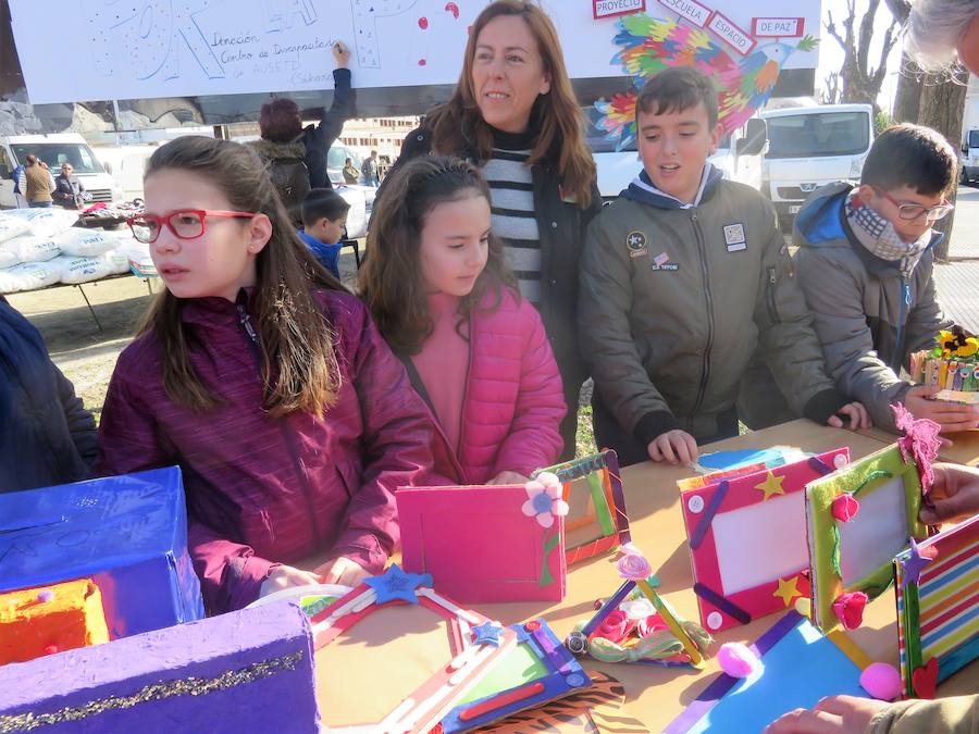 Los colegios Elena Martín Vivaldi, San Francisco, Victoria y Rafael Pérez del Álamo de Loja celebran el día de la Paz con un proyecto colaborativo en el que han vendido sus propias manualidades para ayudar a otros pequeños, los del centro saharaui de personas discapacitadas de Auserd.