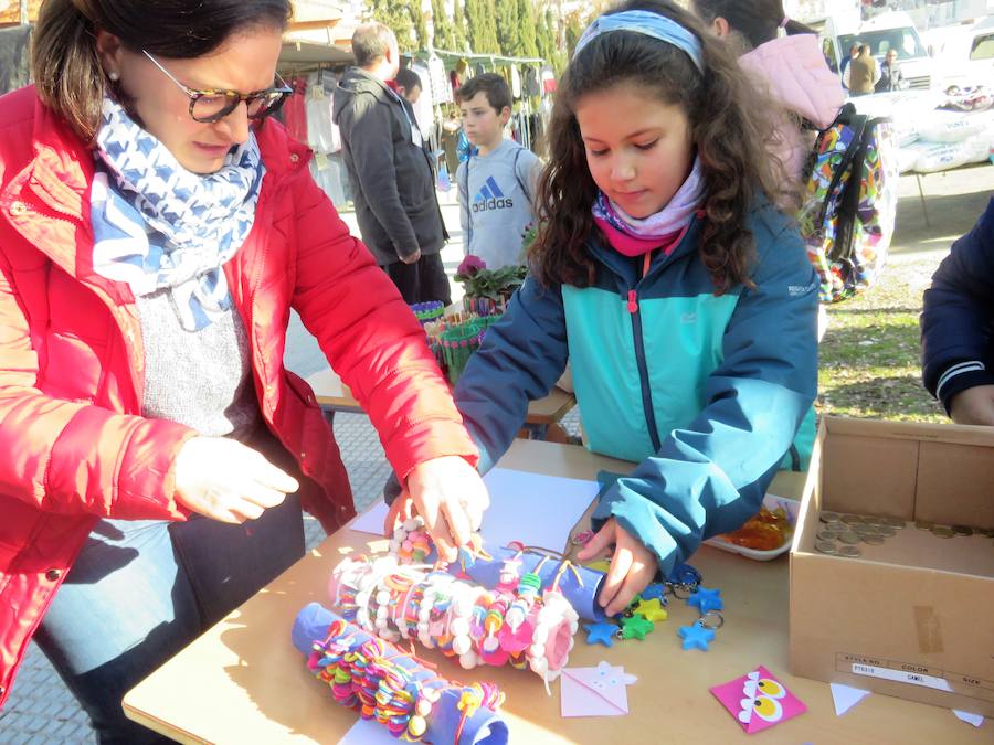 Los colegios Elena Martín Vivaldi, San Francisco, Victoria y Rafael Pérez del Álamo de Loja celebran el día de la Paz con un proyecto colaborativo en el que han vendido sus propias manualidades para ayudar a otros pequeños, los del centro saharaui de personas discapacitadas de Auserd.