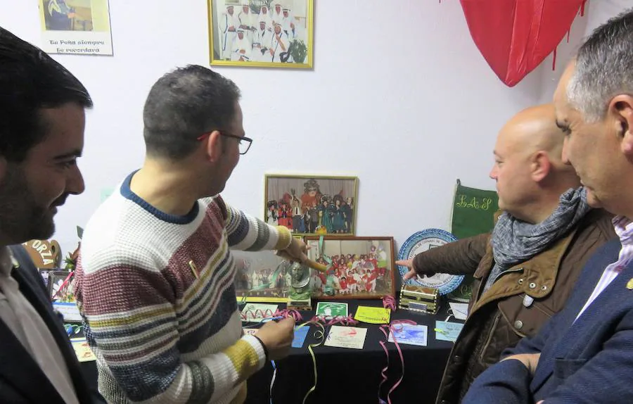 Loja ha estrenado su Centro de Artes Carnavalescas, la 'Casa del Carnaval' que con 8 salas de ensayo, un pequeño museo y un aula para la Escuela del Carnaval afianza una de las fiestas lojeñas más importantes. Para endulzar el momento y 'abrir boca' para tres semanas 'carnavaleras' se celebró la I Rosconá.