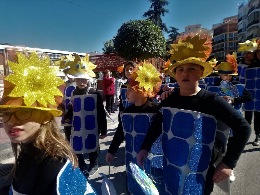 Más de 2.000 personas -entre alumnos, docentes y familiares- han participado en este pasacalles carnavalesco, que ha recorrido el centro de la ciudad durante buena parte de la mañana.