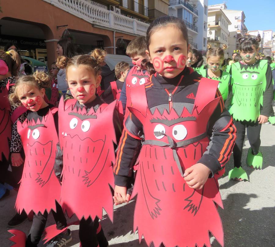 Más de 2.000 personas -entre alumnos, docentes y familiares- han participado en este pasacalles carnavalesco, que ha recorrido el centro de la ciudad durante buena parte de la mañana.