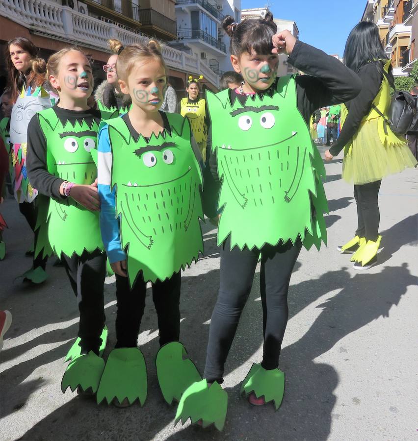 Más de 2.000 personas -entre alumnos, docentes y familiares- han participado en este pasacalles carnavalesco, que ha recorrido el centro de la ciudad durante buena parte de la mañana.