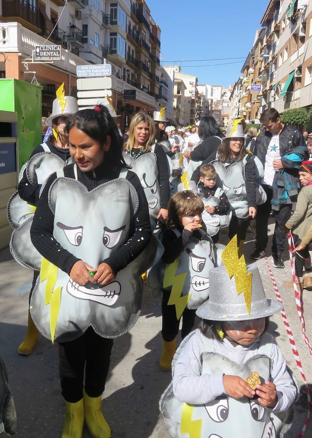 Más de 2.000 personas -entre alumnos, docentes y familiares- han participado en este pasacalles carnavalesco, que ha recorrido el centro de la ciudad durante buena parte de la mañana.