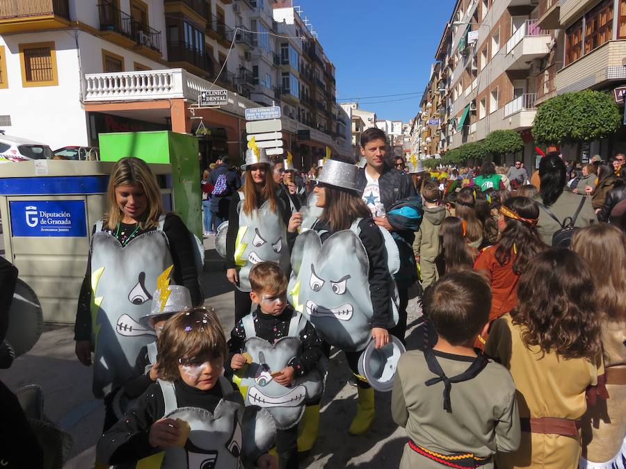 Más de 2.000 personas -entre alumnos, docentes y familiares- han participado en este pasacalles carnavalesco, que ha recorrido el centro de la ciudad durante buena parte de la mañana.