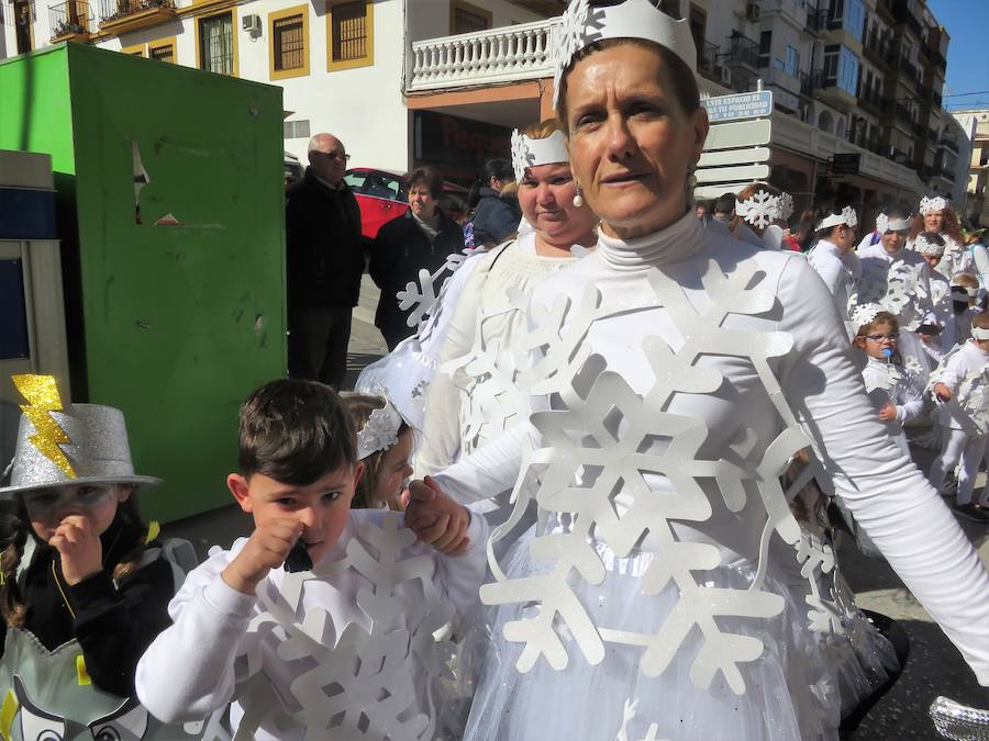 Más de 2.000 personas -entre alumnos, docentes y familiares- han participado en este pasacalles carnavalesco, que ha recorrido el centro de la ciudad durante buena parte de la mañana.