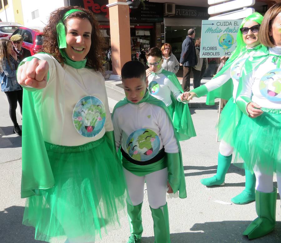 Más de 2.000 personas -entre alumnos, docentes y familiares- han participado en este pasacalles carnavalesco, que ha recorrido el centro de la ciudad durante buena parte de la mañana.