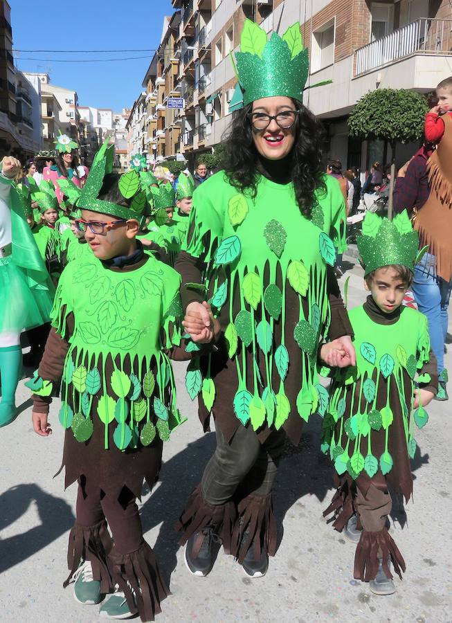 Más de 2.000 personas -entre alumnos, docentes y familiares- han participado en este pasacalles carnavalesco, que ha recorrido el centro de la ciudad durante buena parte de la mañana.