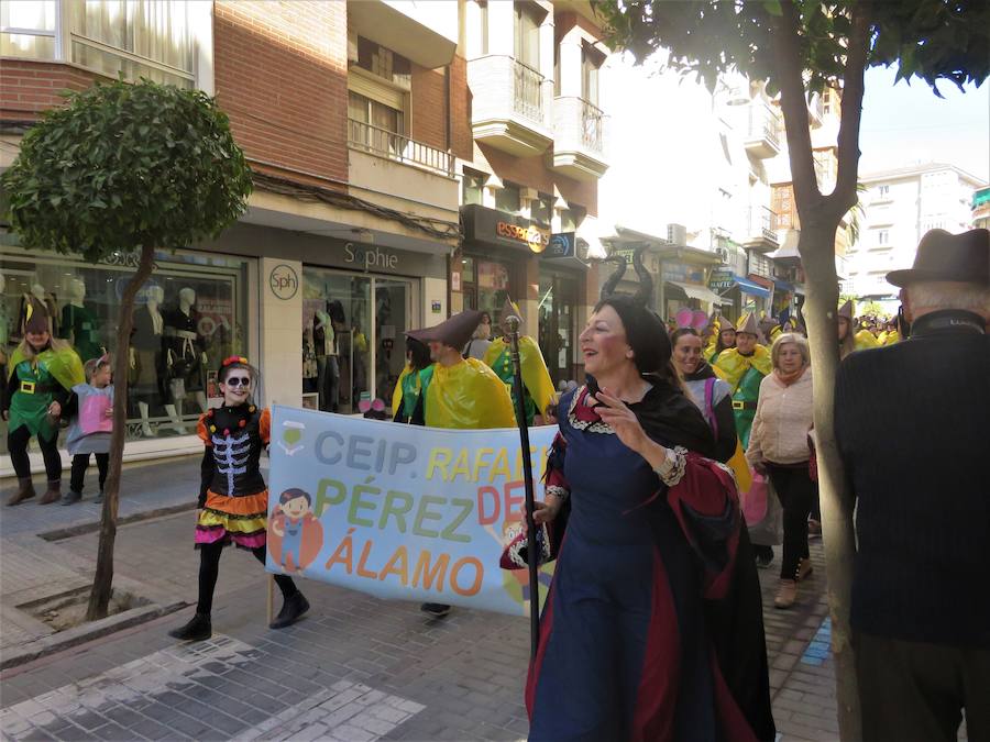 Más de 2.000 personas -entre alumnos, docentes y familiares- han participado en este pasacalles carnavalesco, que ha recorrido el centro de la ciudad durante buena parte de la mañana.