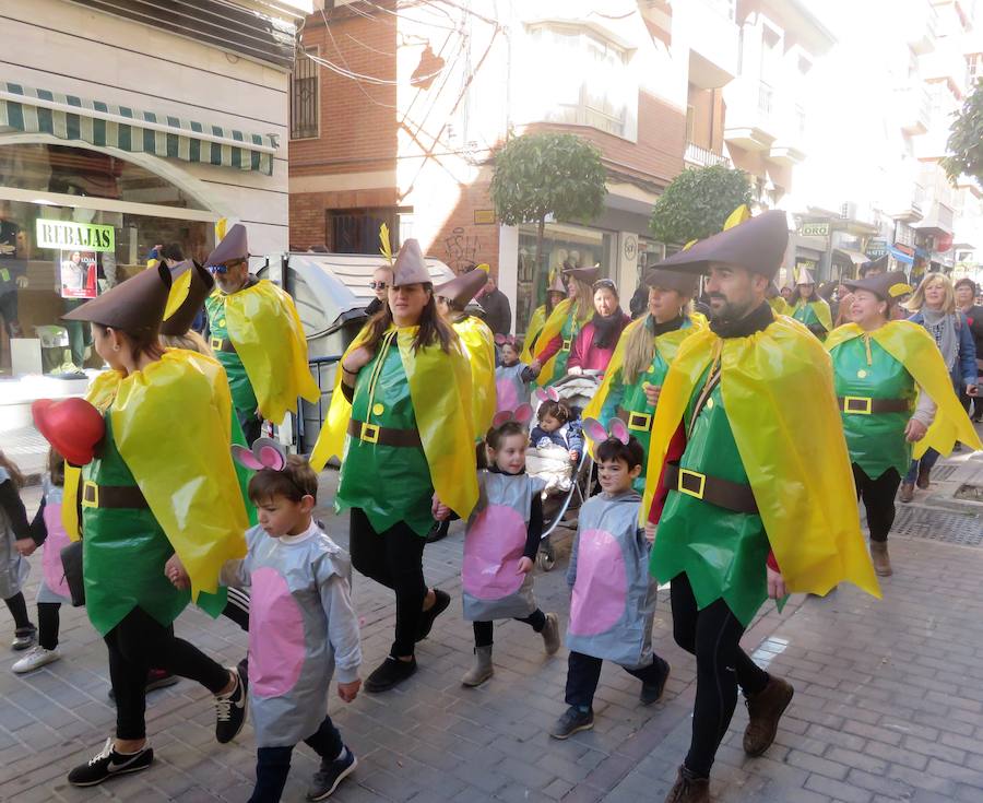 Más de 2.000 personas -entre alumnos, docentes y familiares- han participado en este pasacalles carnavalesco, que ha recorrido el centro de la ciudad durante buena parte de la mañana.