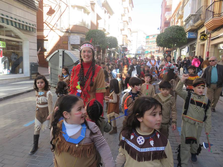 Más de 2.000 personas -entre alumnos, docentes y familiares- han participado en este pasacalles carnavalesco, que ha recorrido el centro de la ciudad durante buena parte de la mañana.