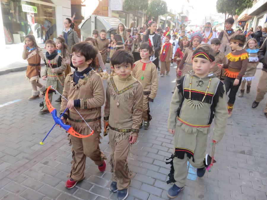 Más de 2.000 personas -entre alumnos, docentes y familiares- han participado en este pasacalles carnavalesco, que ha recorrido el centro de la ciudad durante buena parte de la mañana.