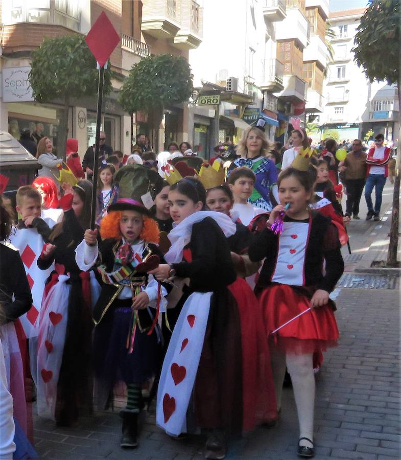 Más de 2.000 personas -entre alumnos, docentes y familiares- han participado en este pasacalles carnavalesco, que ha recorrido el centro de la ciudad durante buena parte de la mañana.