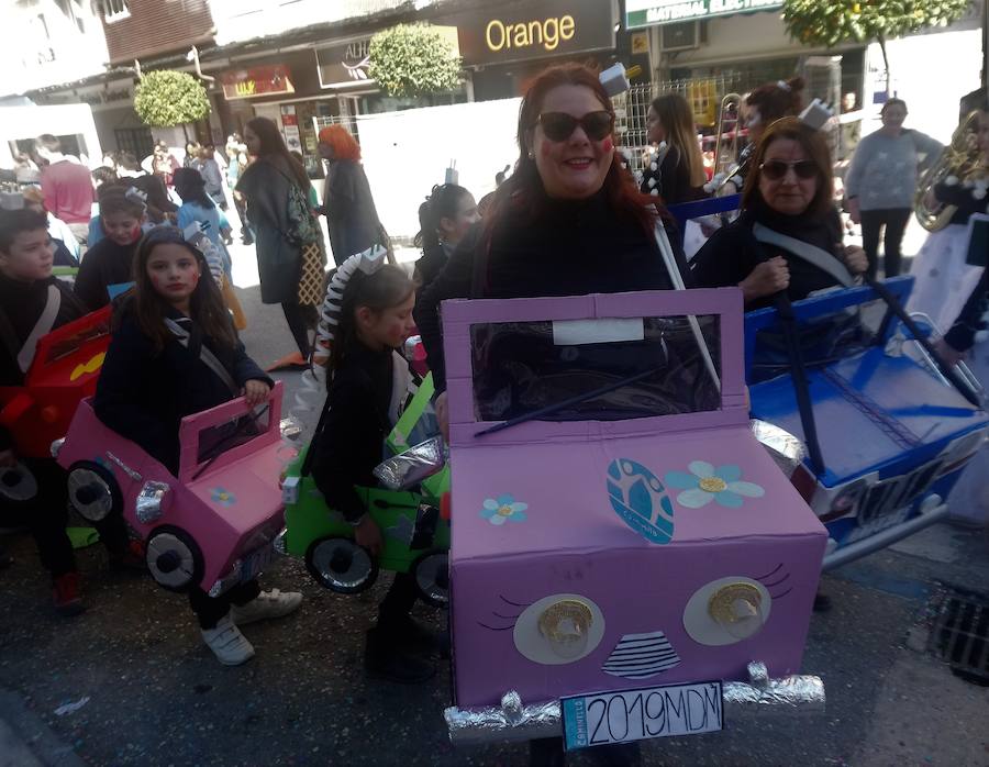 Más de 2.000 personas -entre alumnos, docentes y familiares- han participado en este pasacalles carnavalesco, que ha recorrido el centro de la ciudad durante buena parte de la mañana.