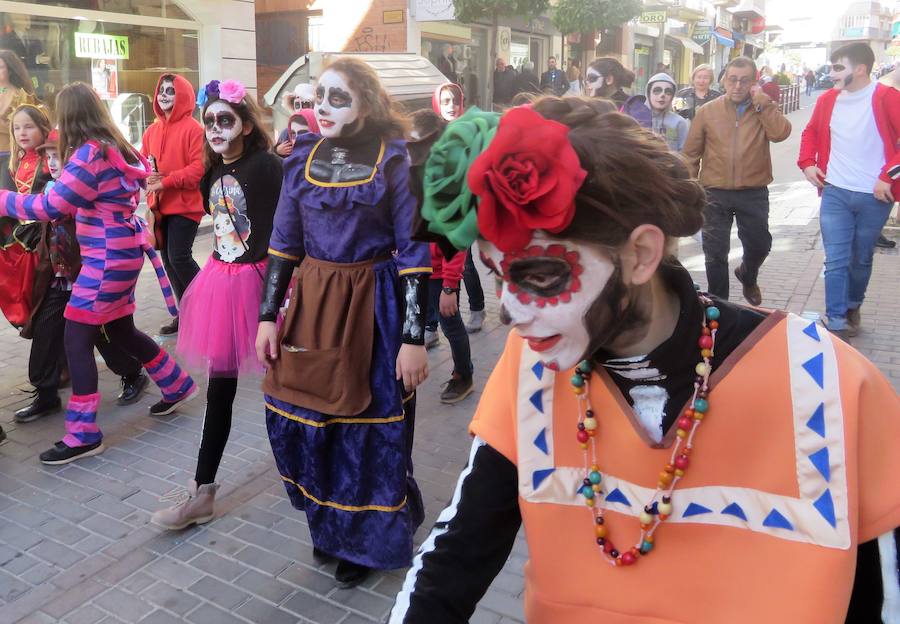 Más de 2.000 personas -entre alumnos, docentes y familiares- han participado en este pasacalles carnavalesco, que ha recorrido el centro de la ciudad durante buena parte de la mañana.