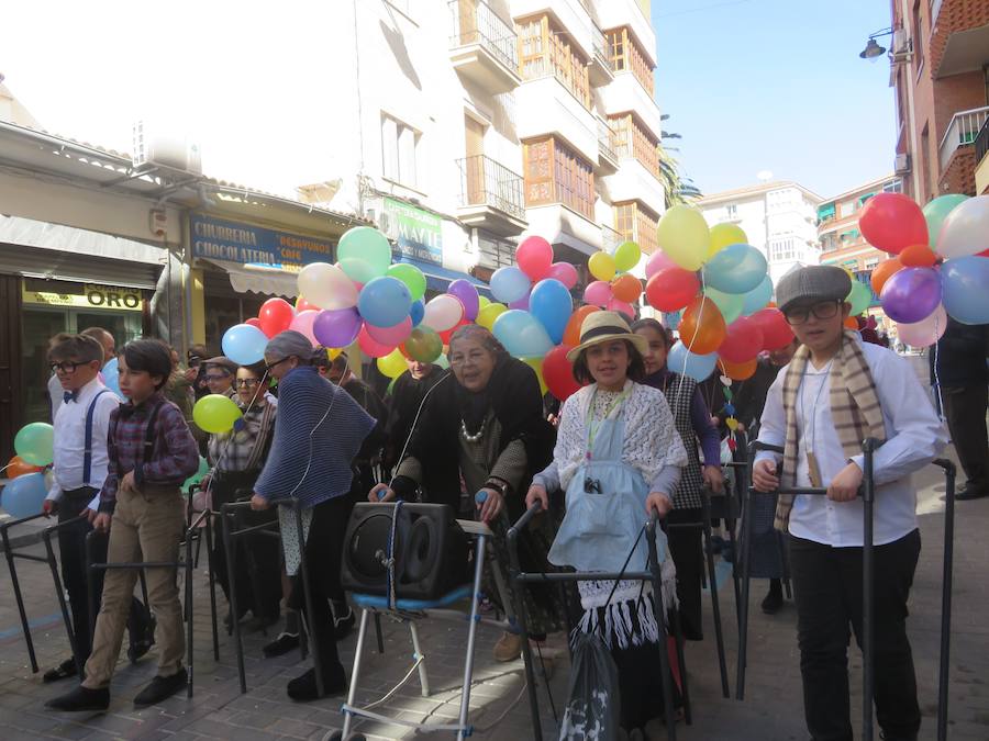 Más de 2.000 personas -entre alumnos, docentes y familiares- han participado en este pasacalles carnavalesco, que ha recorrido el centro de la ciudad durante buena parte de la mañana.