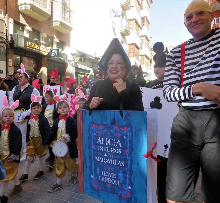 Más de 2.000 personas -entre alumnos, docentes y familiares- han participado en este pasacalles carnavalesco, que ha recorrido el centro de la ciudad durante buena parte de la mañana.