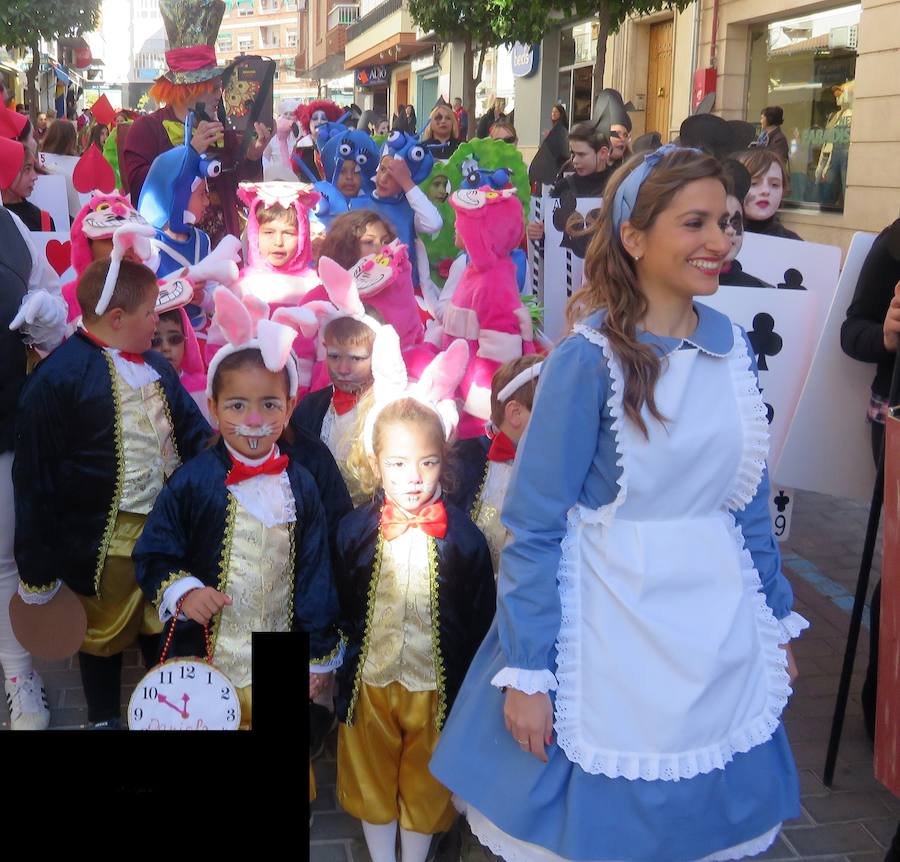 Más de 2.000 personas -entre alumnos, docentes y familiares- han participado en este pasacalles carnavalesco, que ha recorrido el centro de la ciudad durante buena parte de la mañana.