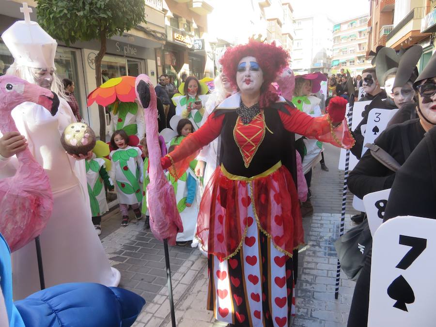 Más de 2.000 personas -entre alumnos, docentes y familiares- han participado en este pasacalles carnavalesco, que ha recorrido el centro de la ciudad durante buena parte de la mañana.