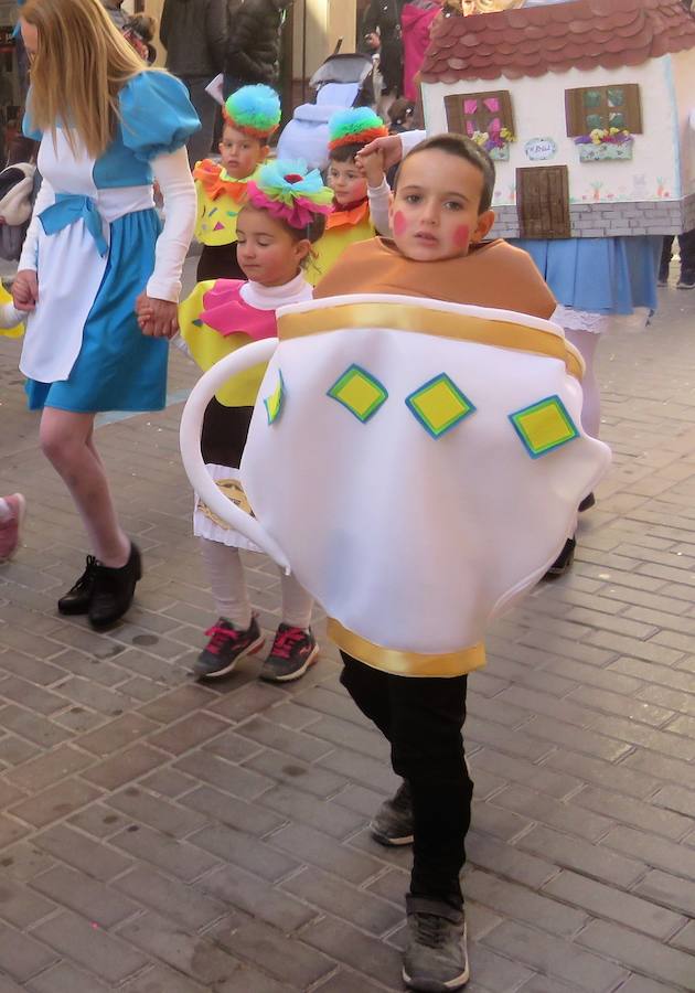 Más de 2.000 personas -entre alumnos, docentes y familiares- han participado en este pasacalles carnavalesco, que ha recorrido el centro de la ciudad durante buena parte de la mañana.