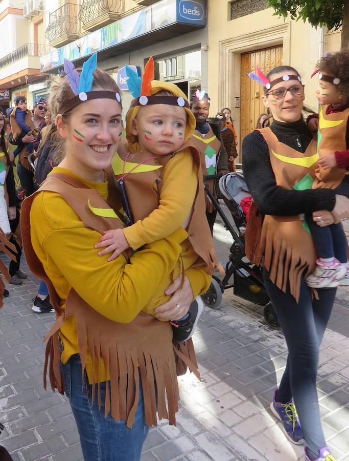 Más de 2.000 personas -entre alumnos, docentes y familiares- han participado en este pasacalles carnavalesco, que ha recorrido el centro de la ciudad durante buena parte de la mañana.