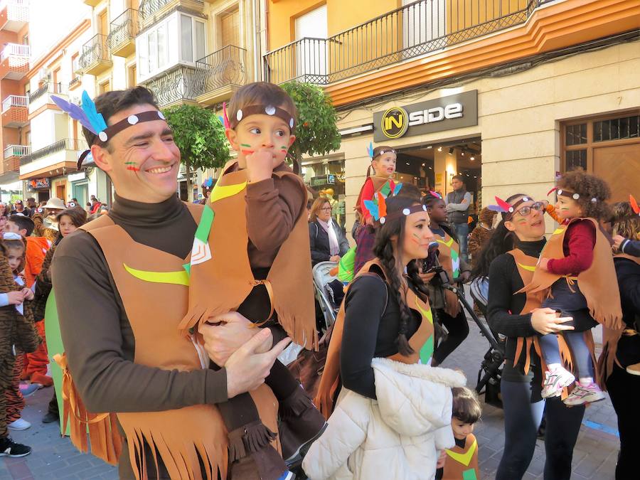 Más de 2.000 personas -entre alumnos, docentes y familiares- han participado en este pasacalles carnavalesco, que ha recorrido el centro de la ciudad durante buena parte de la mañana.