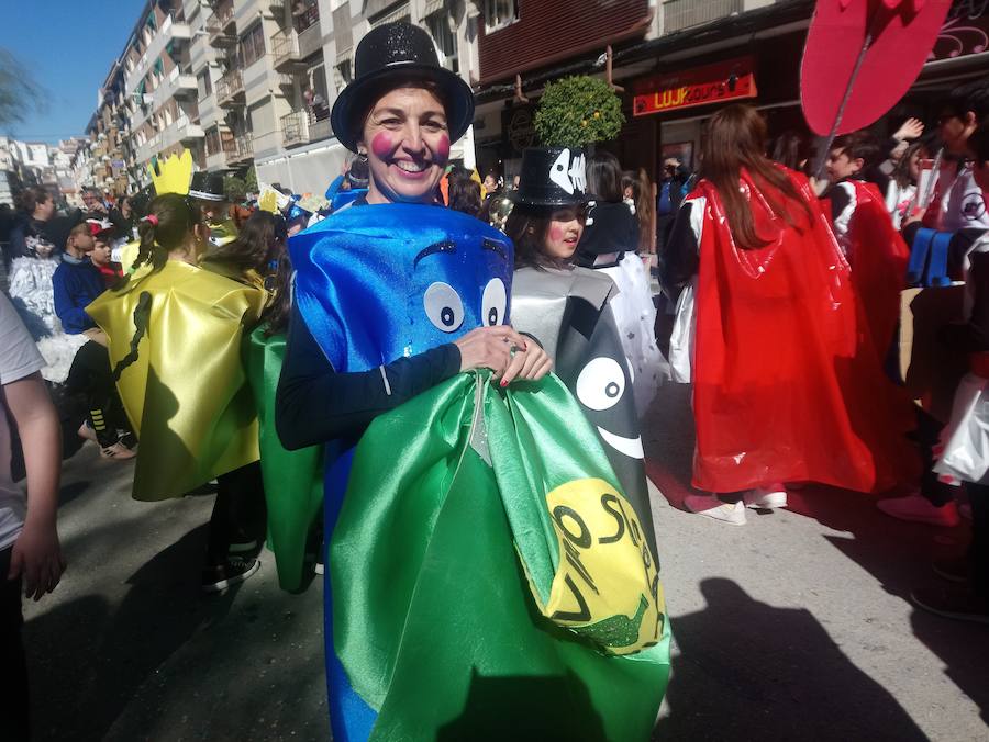 Más de 2.000 personas -entre alumnos, docentes y familiares- han participado en este pasacalles carnavalesco, que ha recorrido el centro de la ciudad durante buena parte de la mañana.