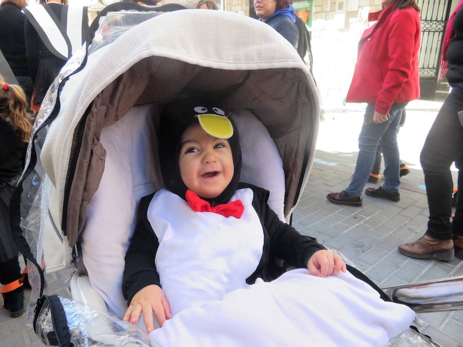 Más de 2.000 personas -entre alumnos, docentes y familiares- han participado en este pasacalles carnavalesco, que ha recorrido el centro de la ciudad durante buena parte de la mañana.