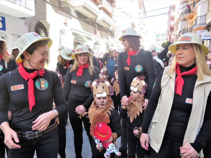 Más de 2.000 personas -entre alumnos, docentes y familiares- han participado en este pasacalles carnavalesco, que ha recorrido el centro de la ciudad durante buena parte de la mañana.