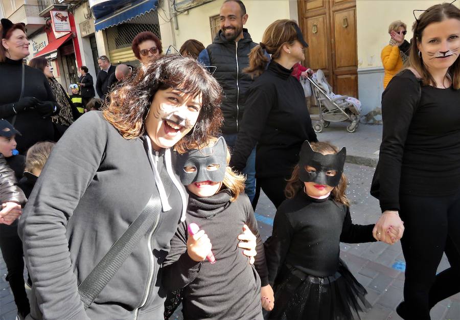 Más de 2.000 personas -entre alumnos, docentes y familiares- han participado en este pasacalles carnavalesco, que ha recorrido el centro de la ciudad durante buena parte de la mañana.