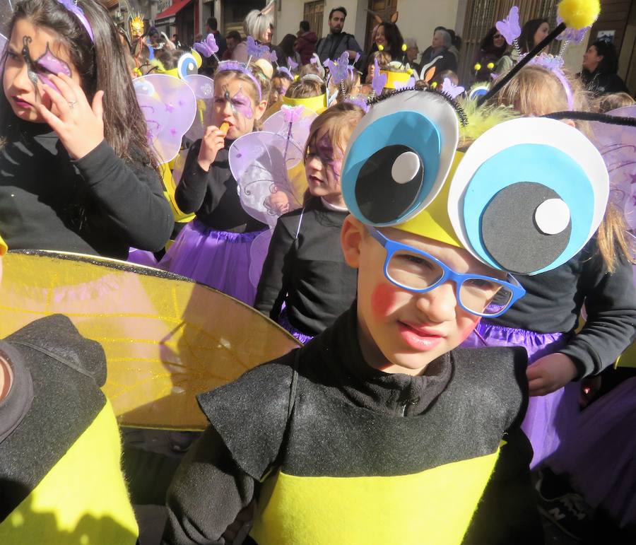 Más de 2.000 personas -entre alumnos, docentes y familiares- han participado en este pasacalles carnavalesco, que ha recorrido el centro de la ciudad durante buena parte de la mañana.