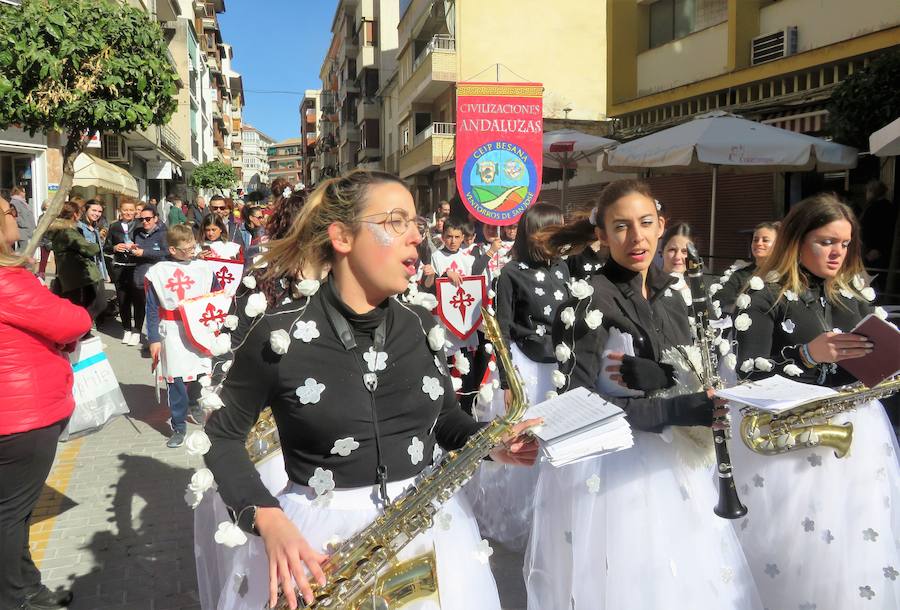 Más de 2.000 personas -entre alumnos, docentes y familiares- han participado en este pasacalles carnavalesco, que ha recorrido el centro de la ciudad durante buena parte de la mañana.