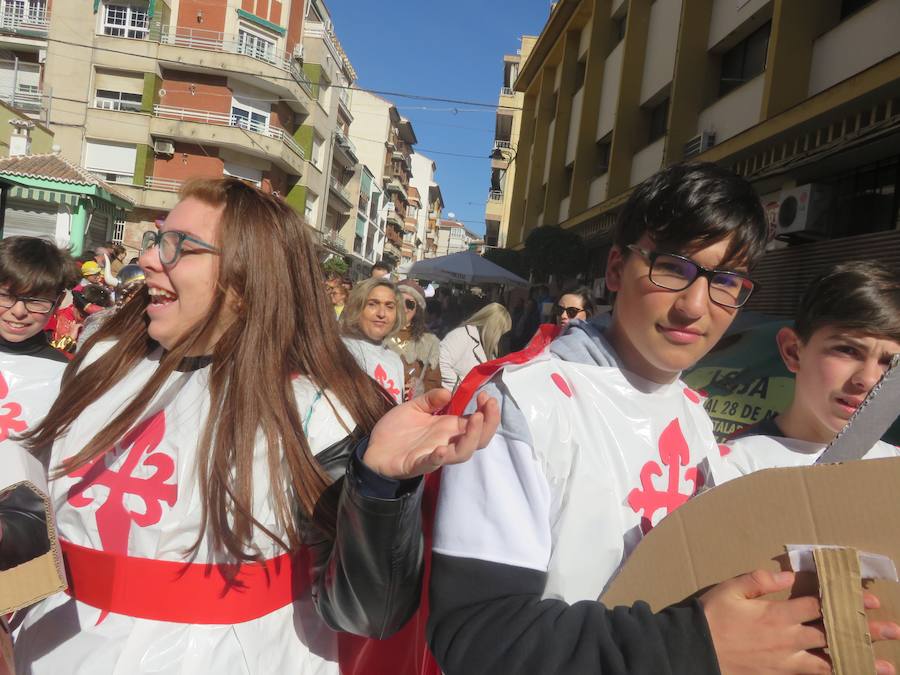 Más de 2.000 personas -entre alumnos, docentes y familiares- han participado en este pasacalles carnavalesco, que ha recorrido el centro de la ciudad durante buena parte de la mañana.