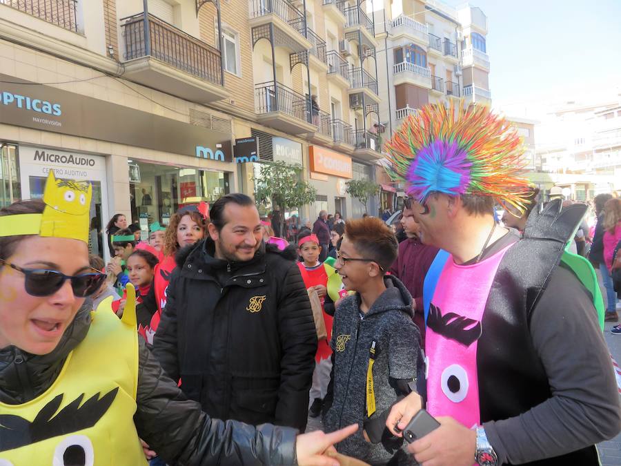 Más de 2.000 personas -entre alumnos, docentes y familiares- han participado en este pasacalles carnavalesco, que ha recorrido el centro de la ciudad durante buena parte de la mañana.